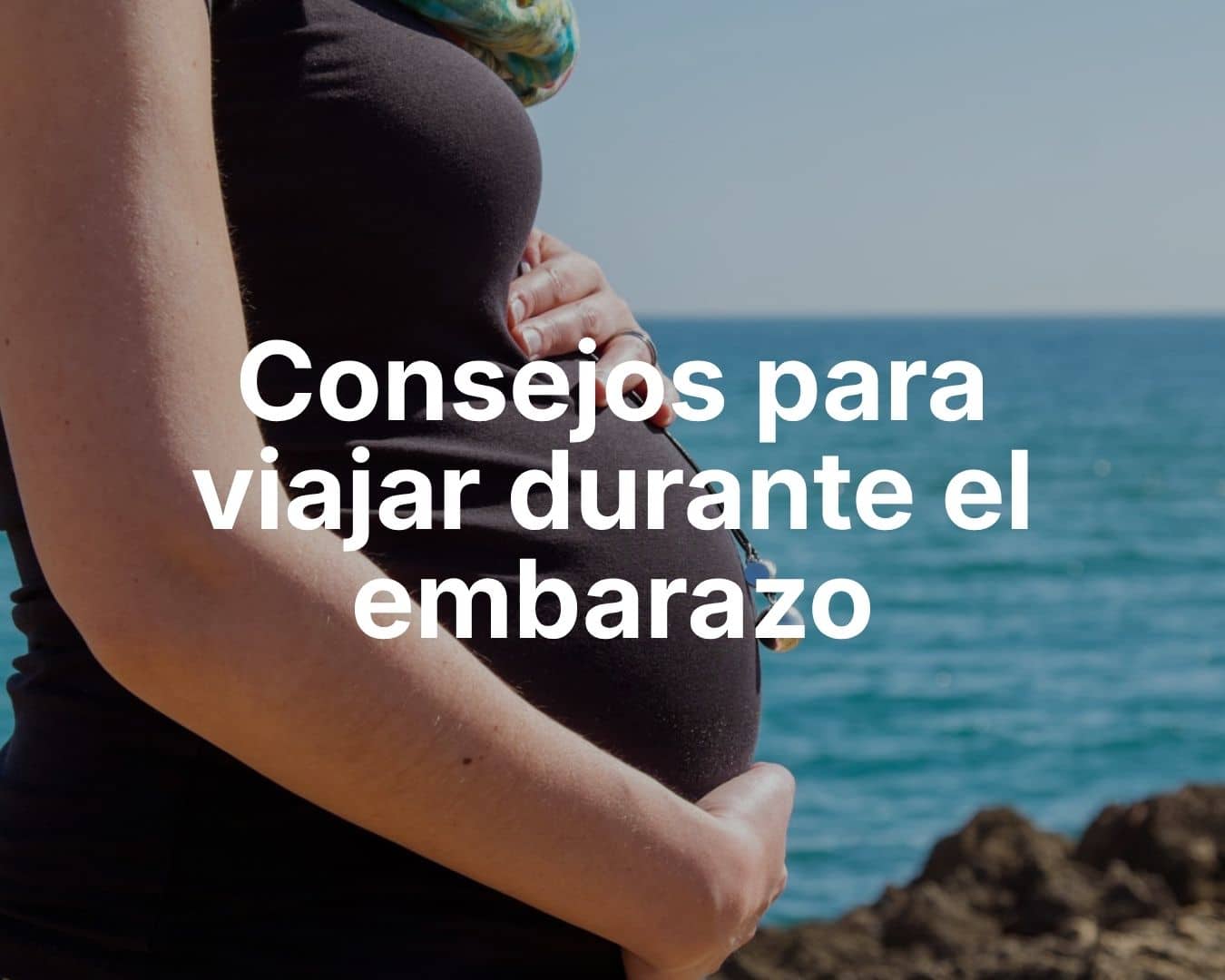 Dona embarassada davant del mar durant un viatge relaxant