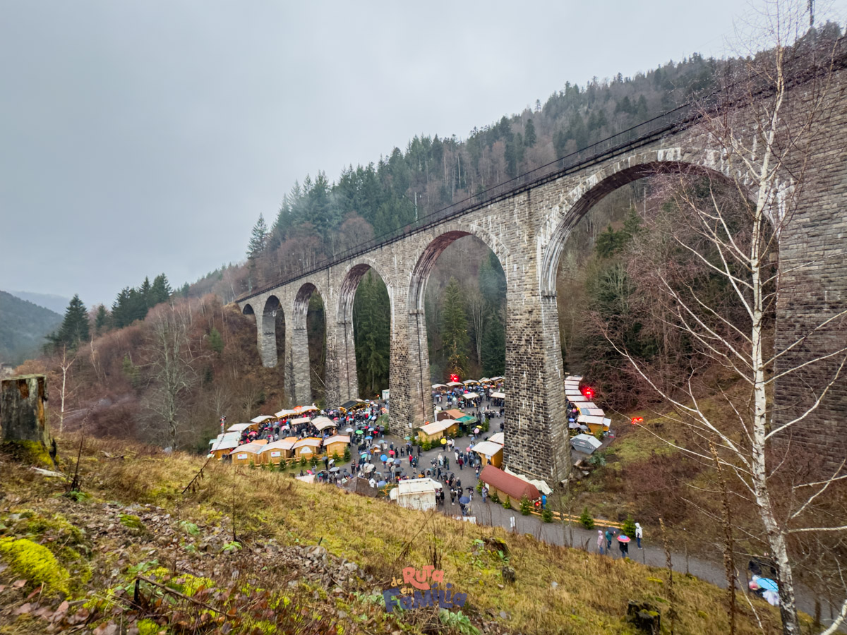 Mercat de Nadal de Ravennaschlucht sota el viaducte