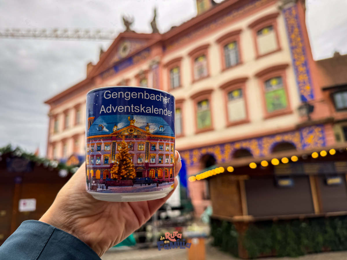 Tassa del calendari d'Advent de Gengenbach amb l'Ajuntament al fons