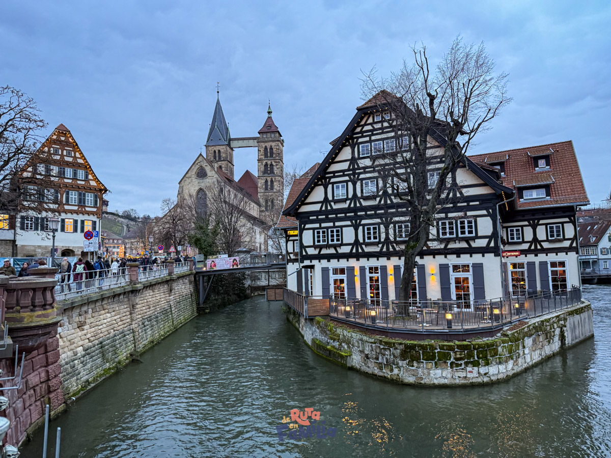 Cases d'entramat de fusta i canals al centre històric d'Esslingen