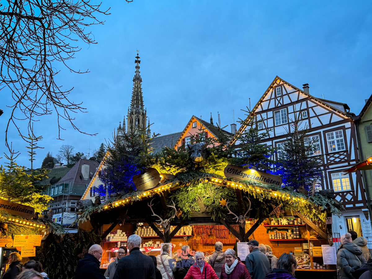 Parades del mercat de Nadal d'Esslingen entre cases d'entramat de fusta
