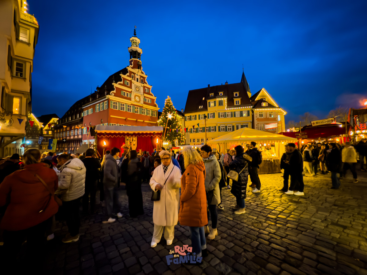 Ambient del mercat de Nadal d'Esslingen quan es fa fosc