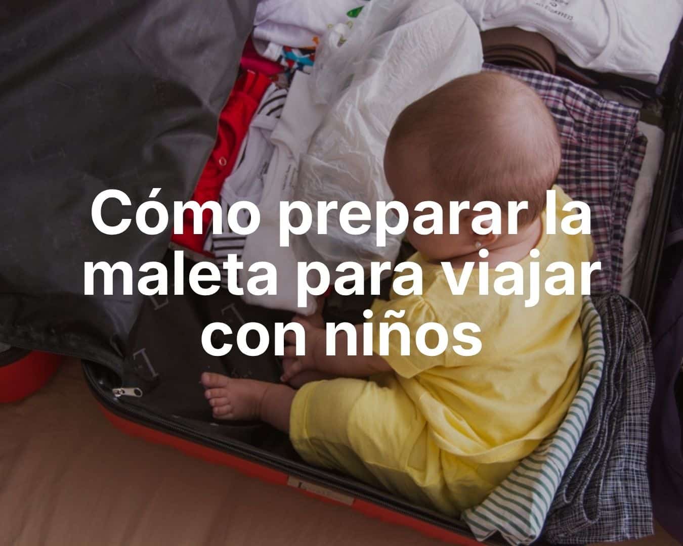 Bebè dins una maleta oberta mentre es prepara l’equipatge per viatjar amb nens