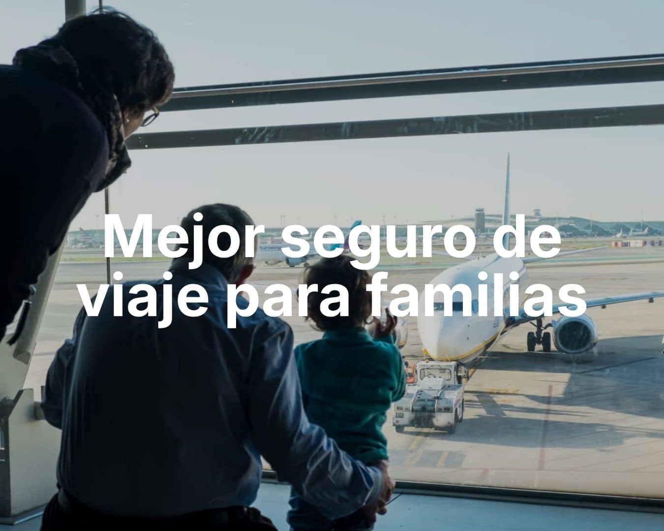 Família amb nen mirant avions des de l’aeroport abans d’un viatge