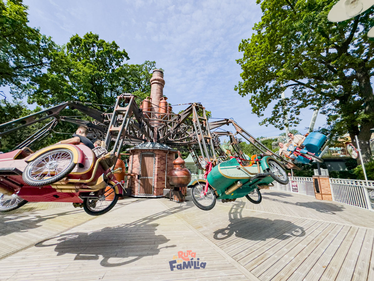 atraccion_de_motos_liseberg_derutaenfamilia Atracción de motos voladoras en Liseberg en funcionamiento