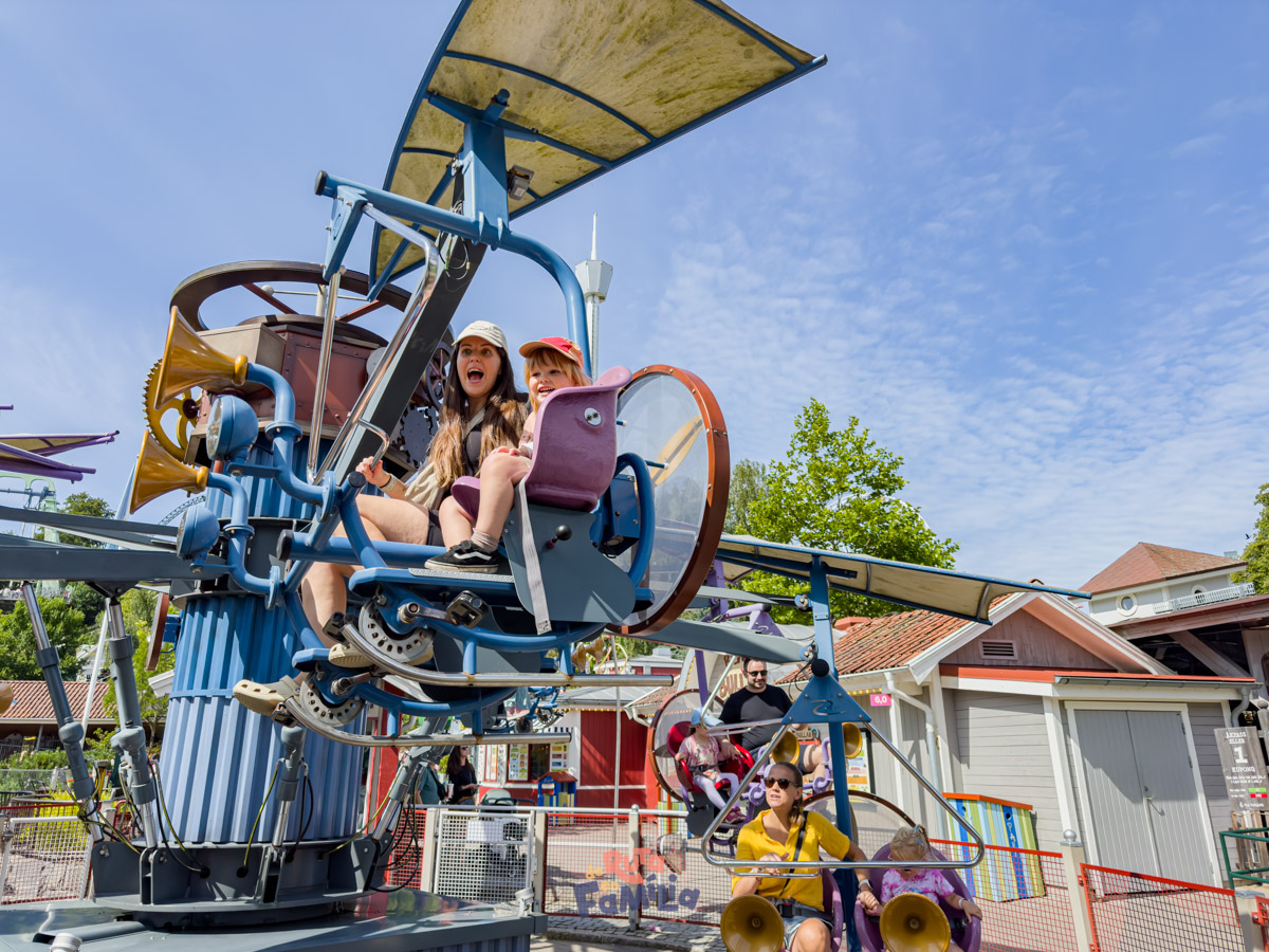 atraccion_infantil_de_avionetas_liseberg_derutaenfamilia Atracción infantil de avionetas en Liseberg con familias montadas