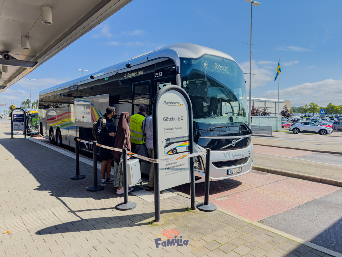 autobus_del_aeropuerto_a_gotemburgo_derutaenfamilia Autobús del aeropuerto a Gotemburgo en la parada de Landvetter