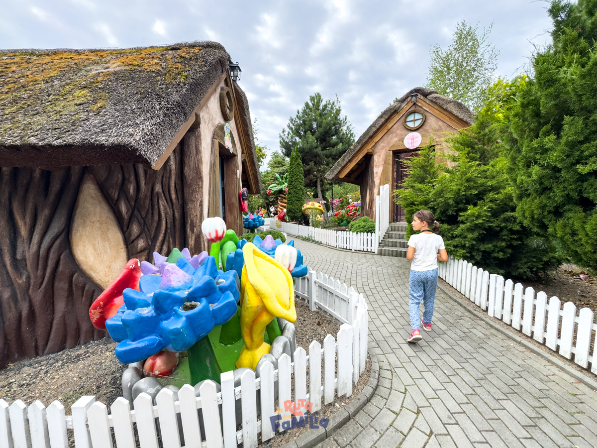 bajkolandia-energylandia-casitas_derutaenfamilia Paseo entre casitas tematizadas en la zona infantil de Energylandia