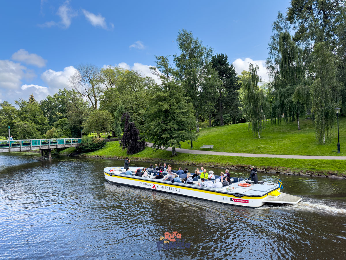 barco_turistico_en_gotemburgo_derutaenfamilia Barco turístico navegando por uno de los canales de Gotemburgo