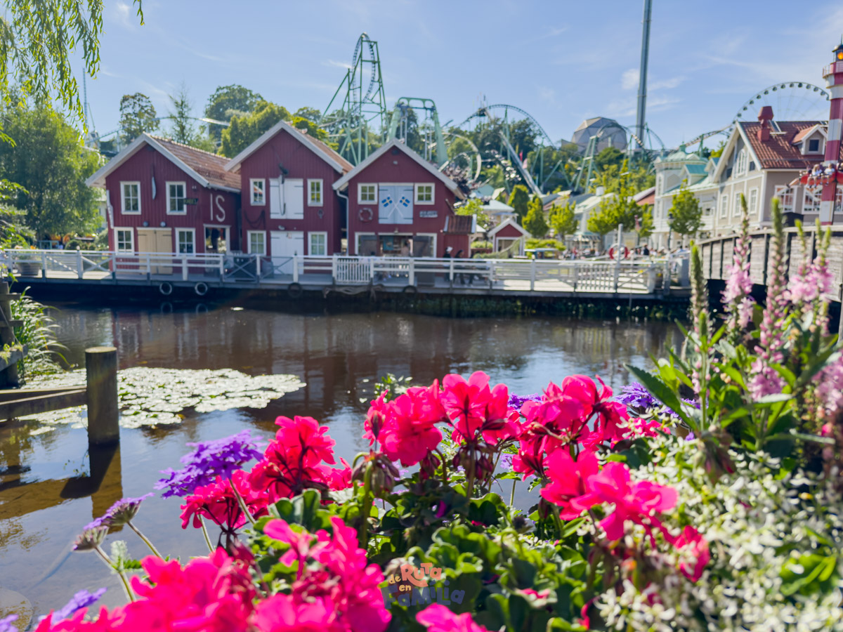 canal_y_casas_en_liseberg_derutaenfamilia Canal con flores y casas de colores dentro de Liseberg