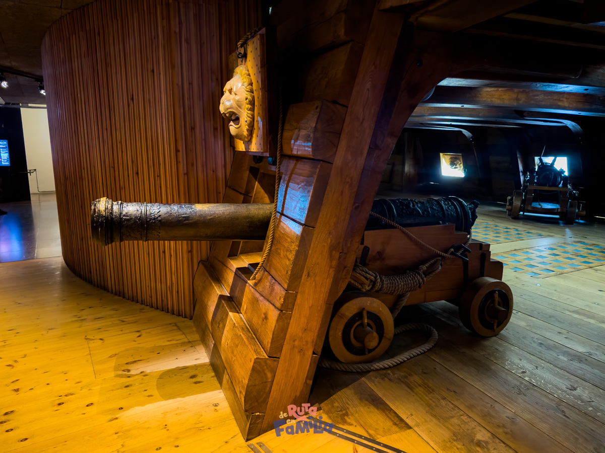canon_museo_vasa_derutaenfamilia Réplica de un cañón junto a la estructura del barco en el Museo Vasa