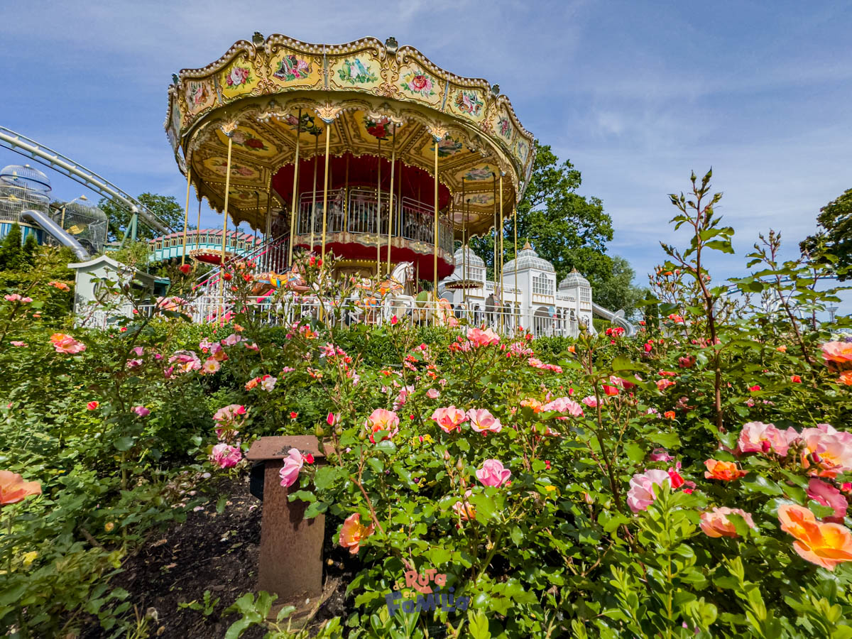 carrusel_entre_flores_liseberg_derutaenfamilia Carrusel de Liseberg rodeado de flores y jardines