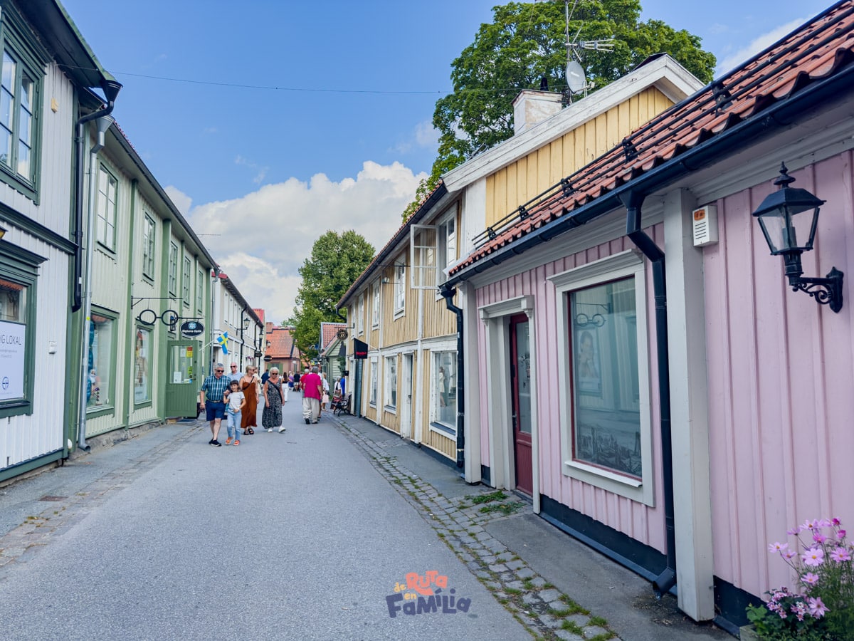 casas_de_colores_en_sigtuna_derutaenfamilia Calle de Sigtuna con casas de madera de colores y ambiente tranquilo
