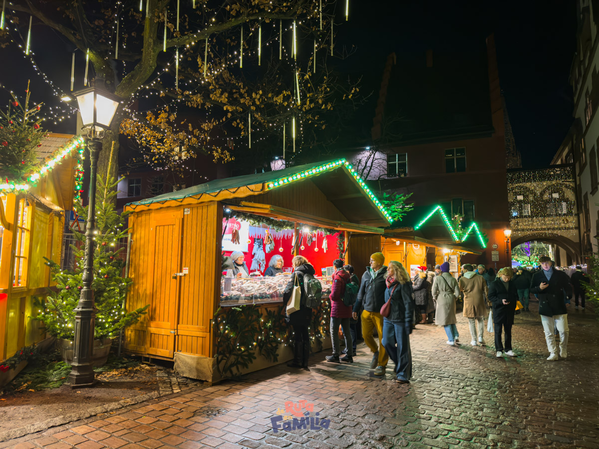 Casetes del mercat de Nadal entre els carrers històrics de Friburg