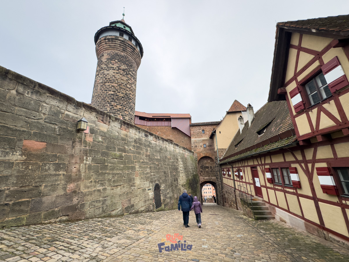 castillo-imperial-nuremberg-acceso_derutaenfamilia_026 Acceso al castillo imperial de Núremberg entre murallas y casas con entramado de madera