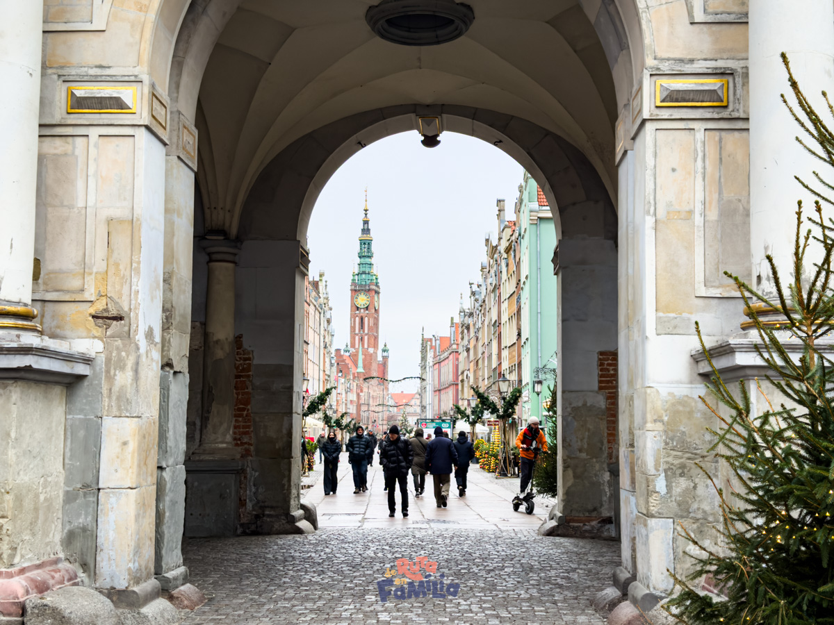 Vista del centre històric de Gdańsk decorat durant el Nadal
