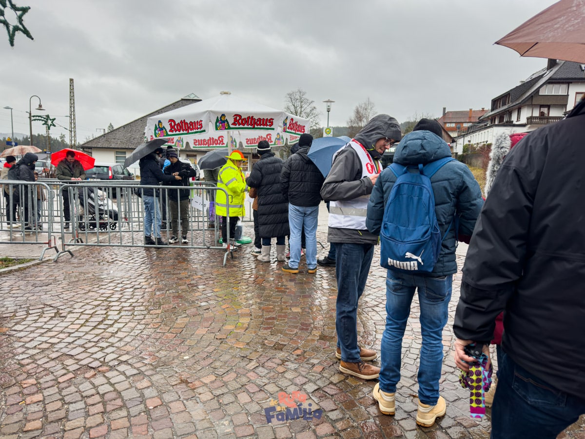 Cola para subir al shuttle de Hinterzarten al mercado de Navidad de Ravennaschlucht