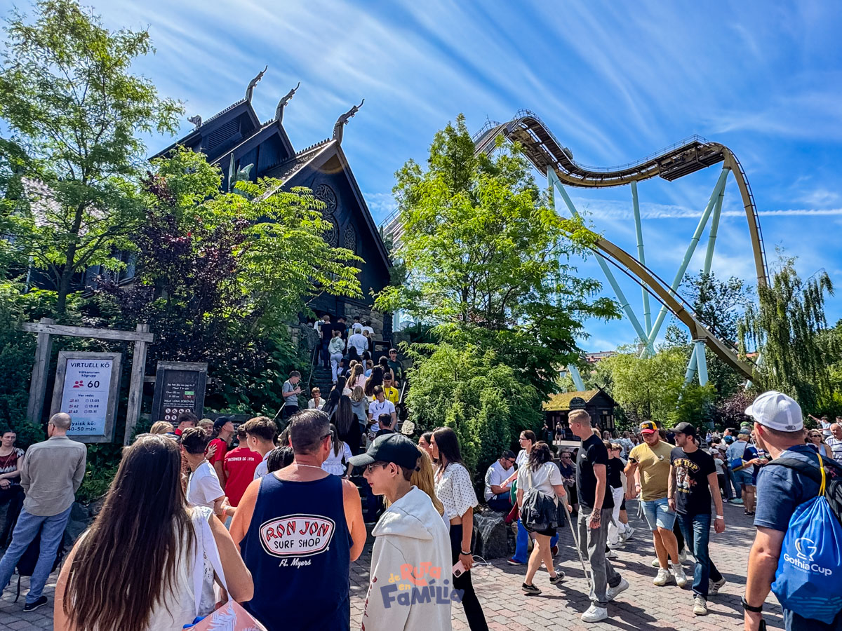 cola_en_una_atraccion_de_liseberg_derutaenfamilia Cola de visitantes en una atracción de Liseberg con la montaña rusa al fondo
