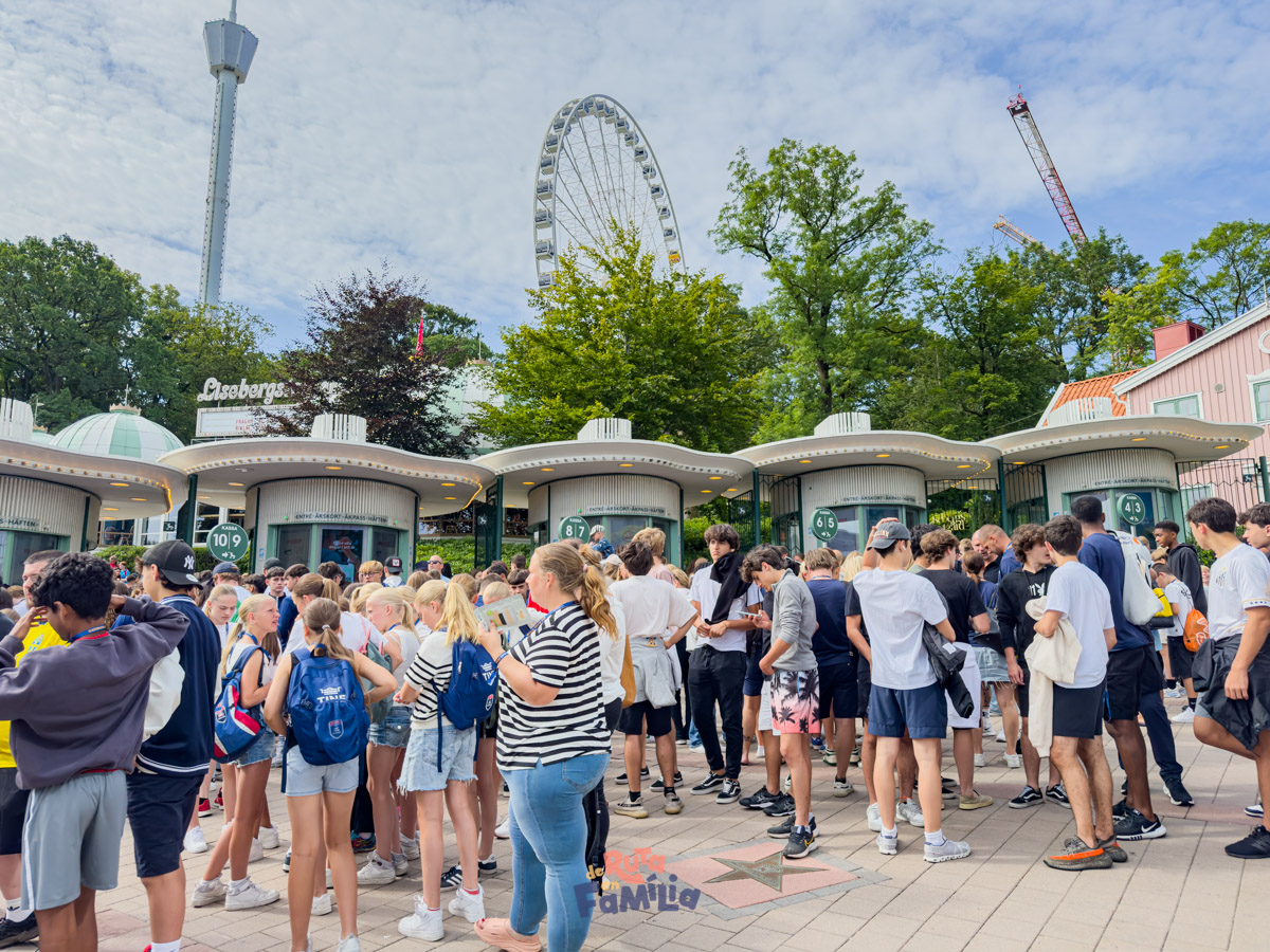 colas_en_la_entrada_de_liseberg_derutaenfamilia Visitantes esperando en la entrada de Liseberg en Gotemburgo