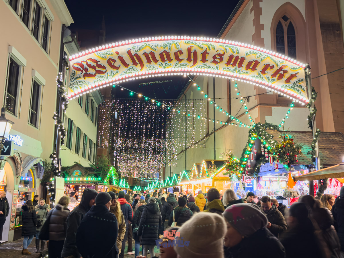 Colombipark il·luminat durant el mercat de Nadal de Friburg