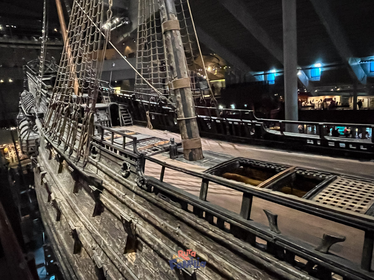 cubierta_barco_vasa_derutaenfamilia Vista de la cubierta del barco Vasa desde una de las pasarelas del museo
