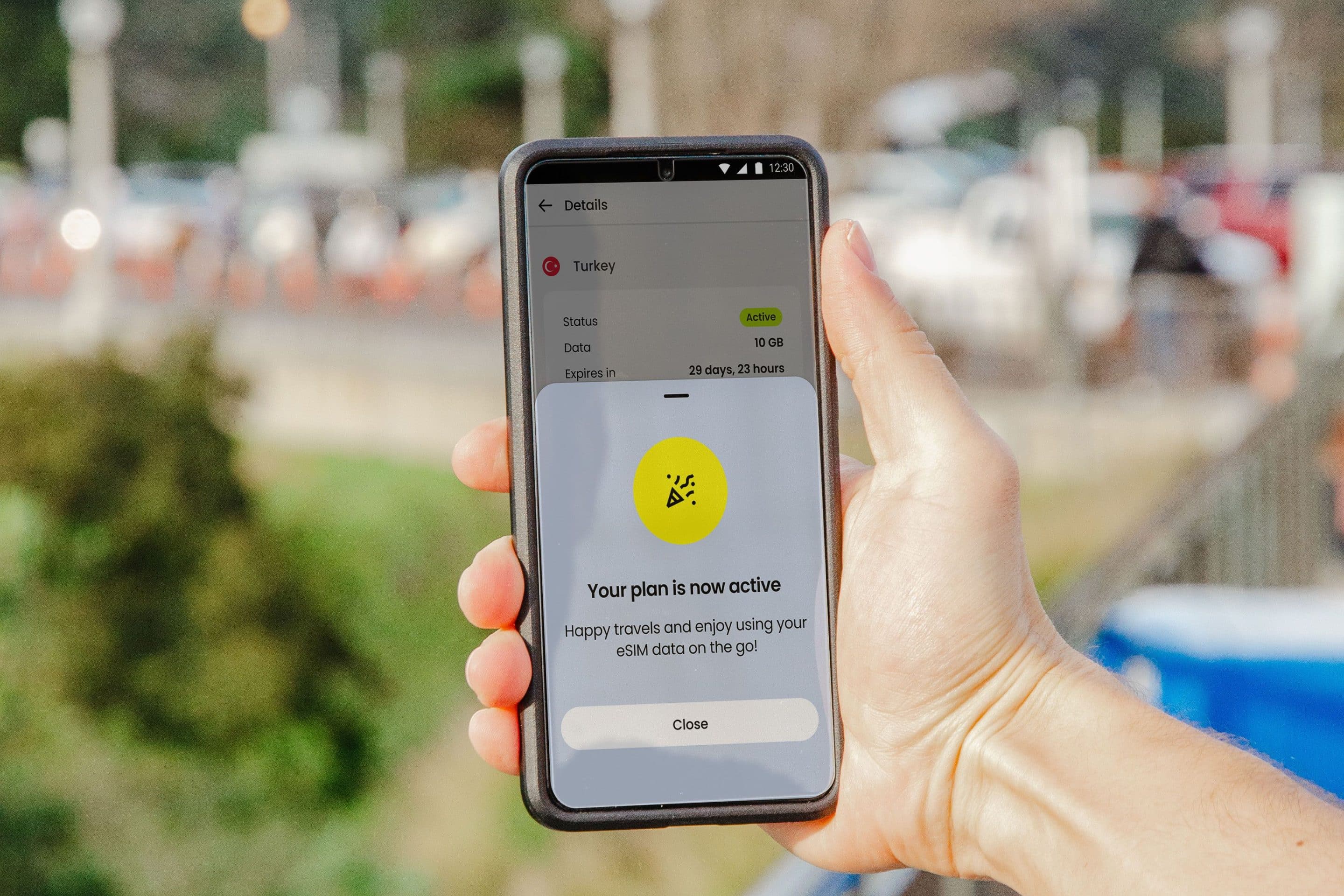 descuento-roamic-esim-viaje eSIM activa en un móvil al viajar con el código descuento Roamic