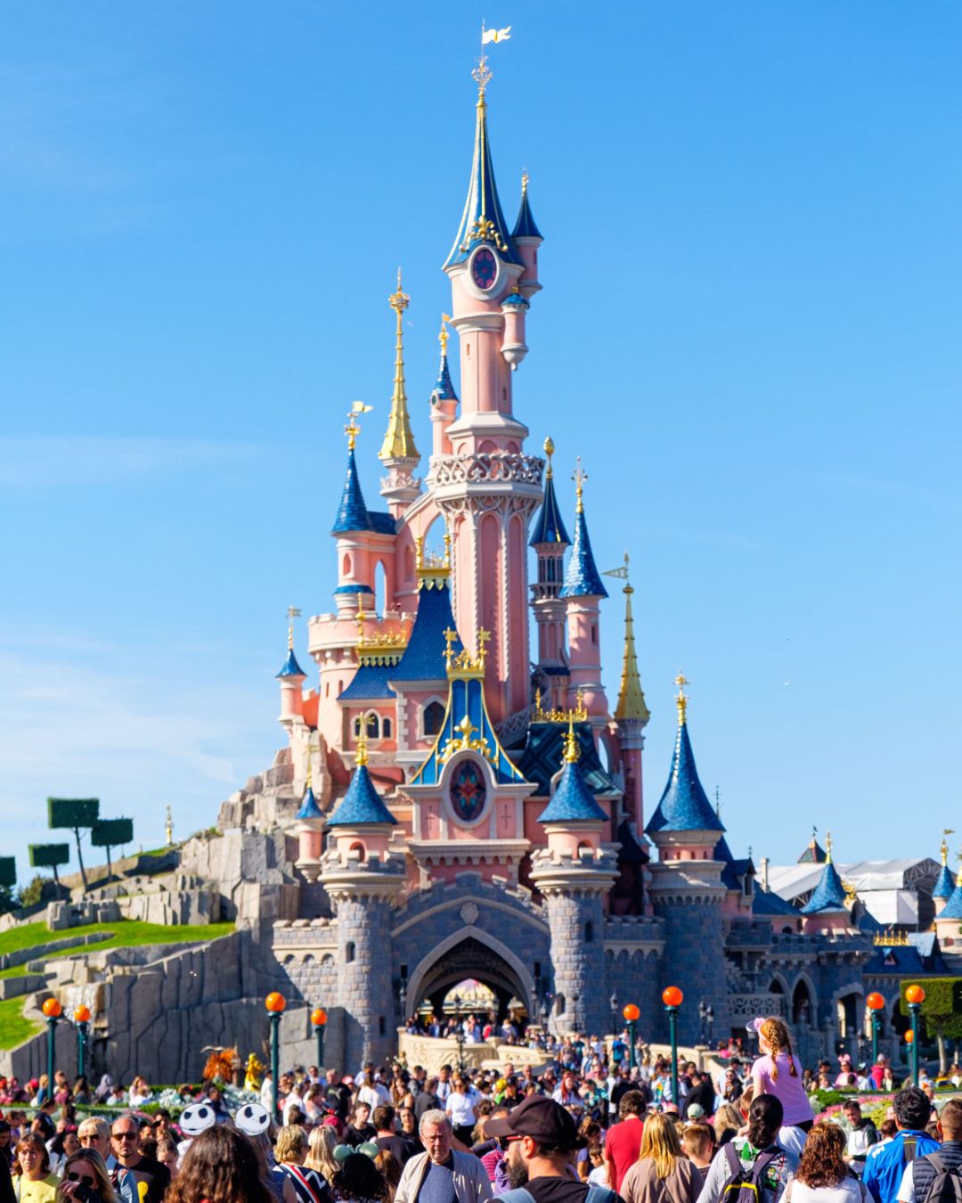 disneyland-paris-castillo-principal Castillo de Disneyland París con visitantes en la entrada