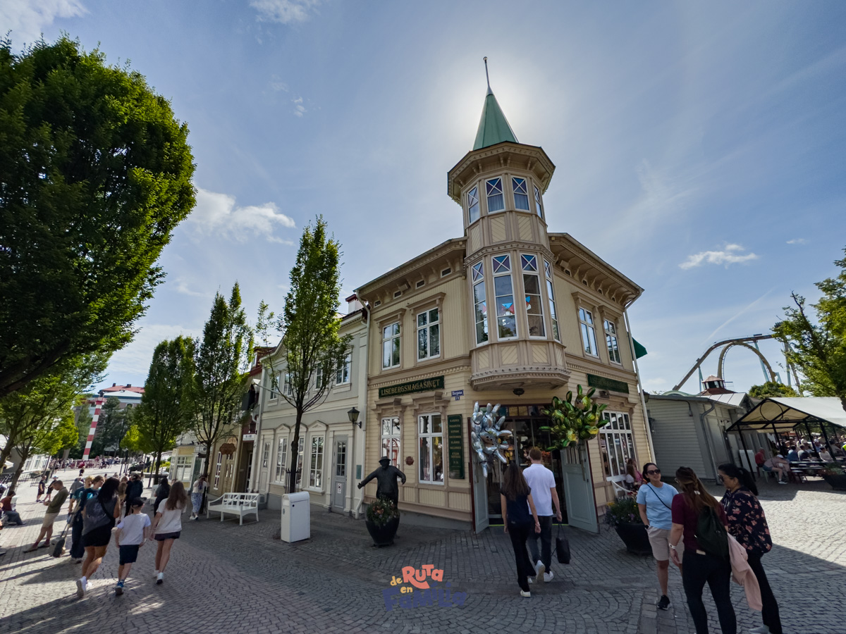 edificio_historico_liseberg_derutaenfamilia Edificio histórico dentro de Liseberg con atracciones al fondo