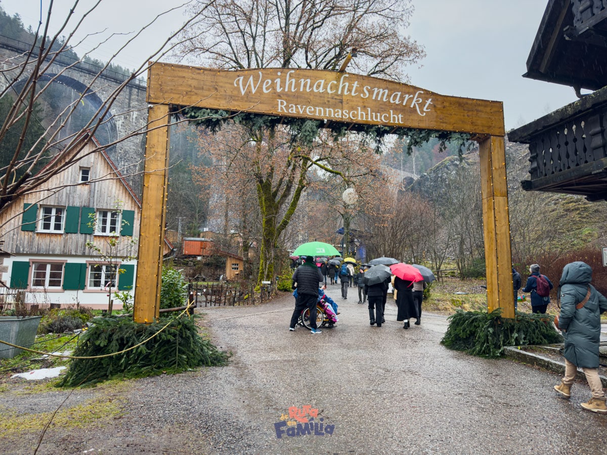 Entrada al mercado de Navidad de Ravennaschlucht bajo el viaducto