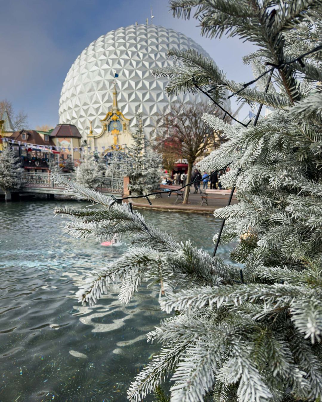 europa-park-invierno-lago Geosfera de Europa Park con lago y decoración navideña