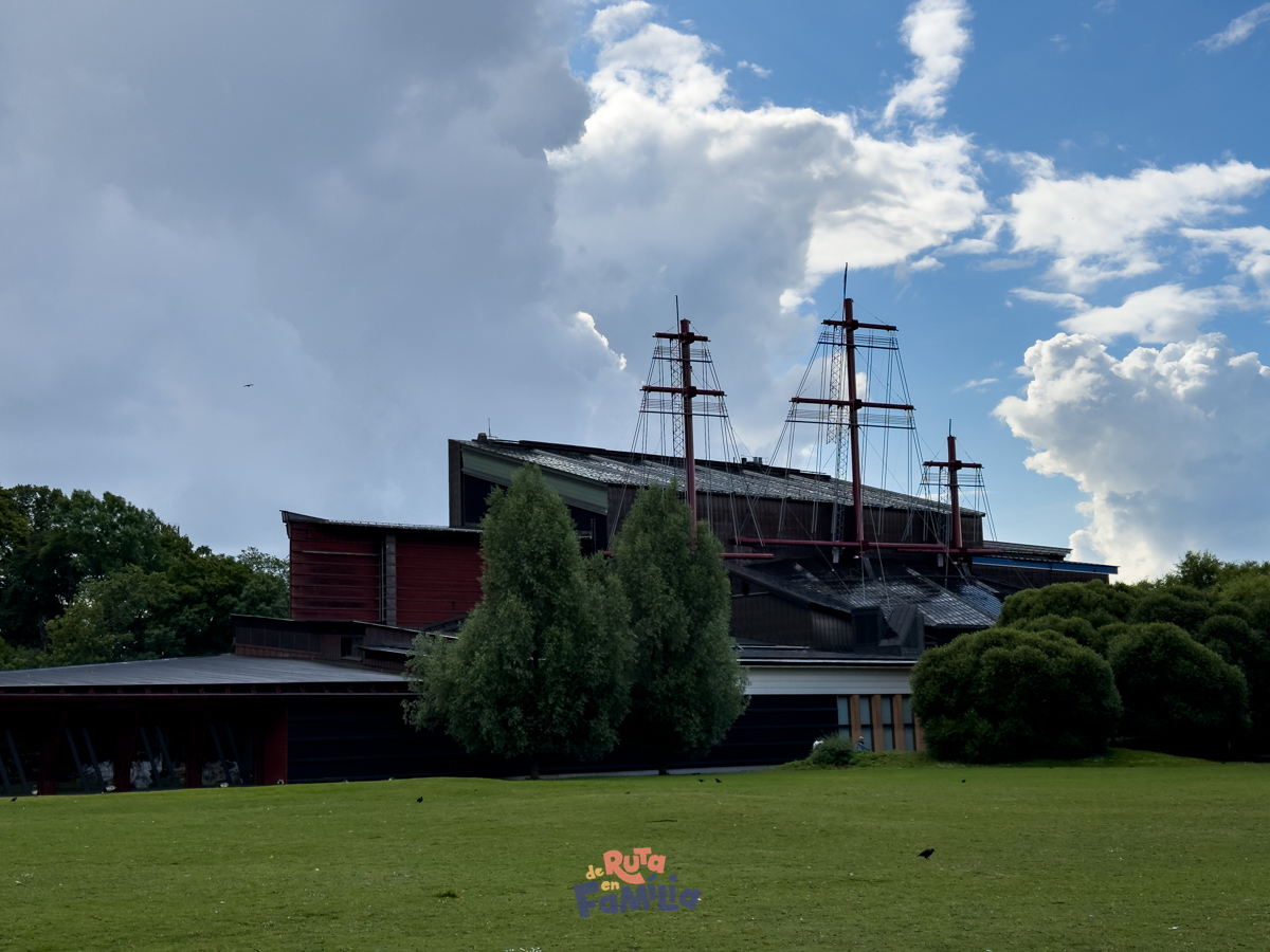 exterior_museo_vasa_derutaenfamilia Exterior del Museo Vasa en Estocolmo visto desde la zona ajardinada