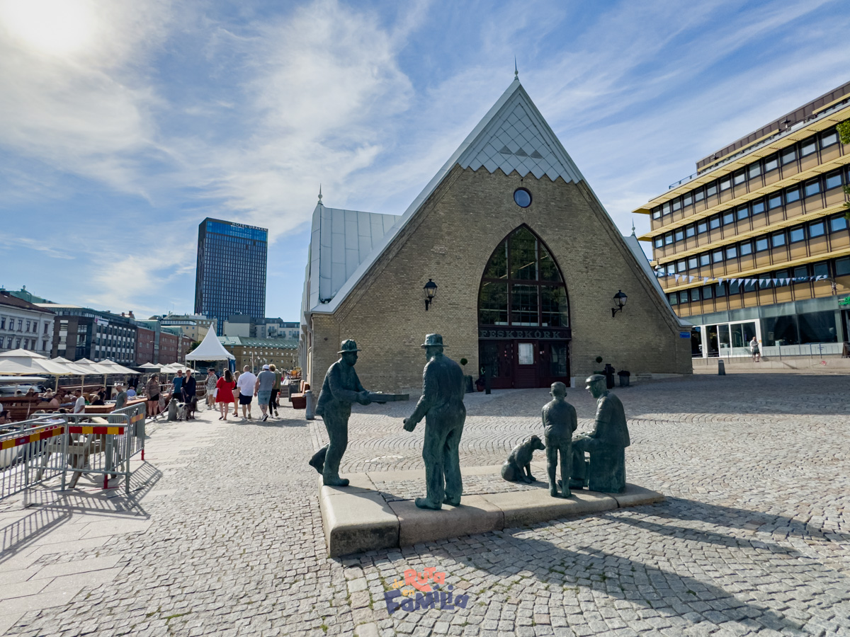 feskekorka_gotemburgo_derutaenfamilia Edificio de Feskekorka en Gotemburgo con esculturas en primer plano