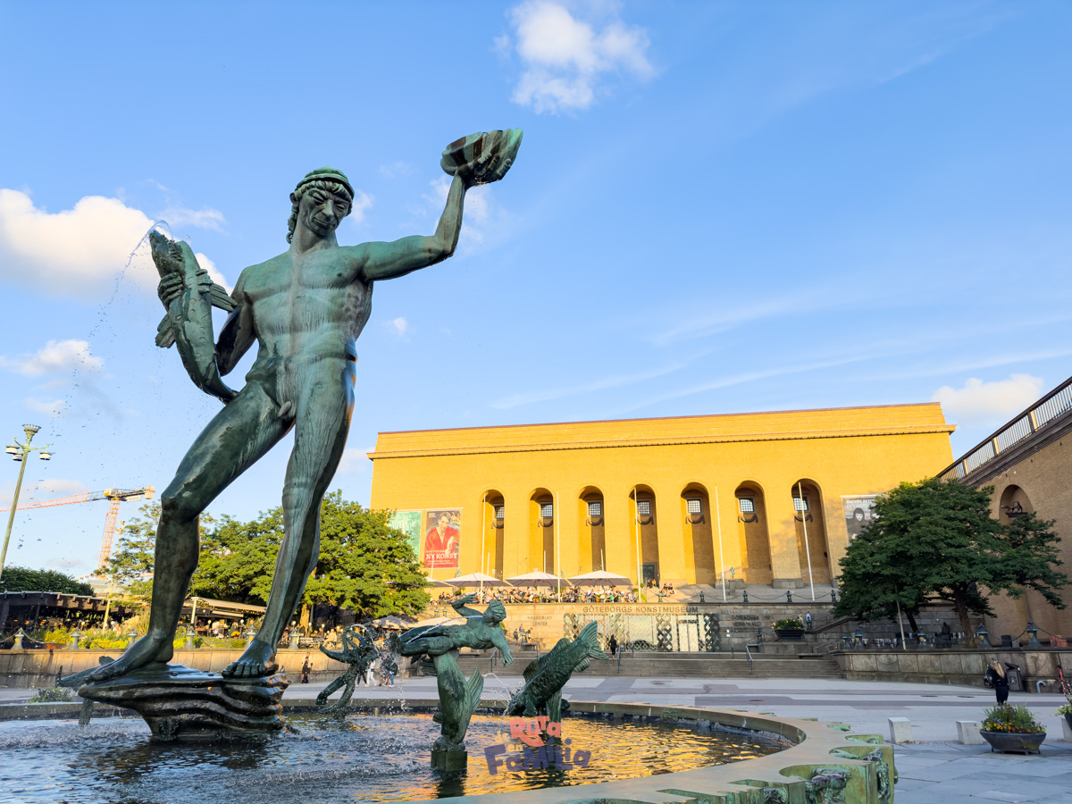 fuente_de_poseidon_gotemburgo_derutaenfamilia Fuente de Poseidón frente al Museo de Arte de Gotemburgo