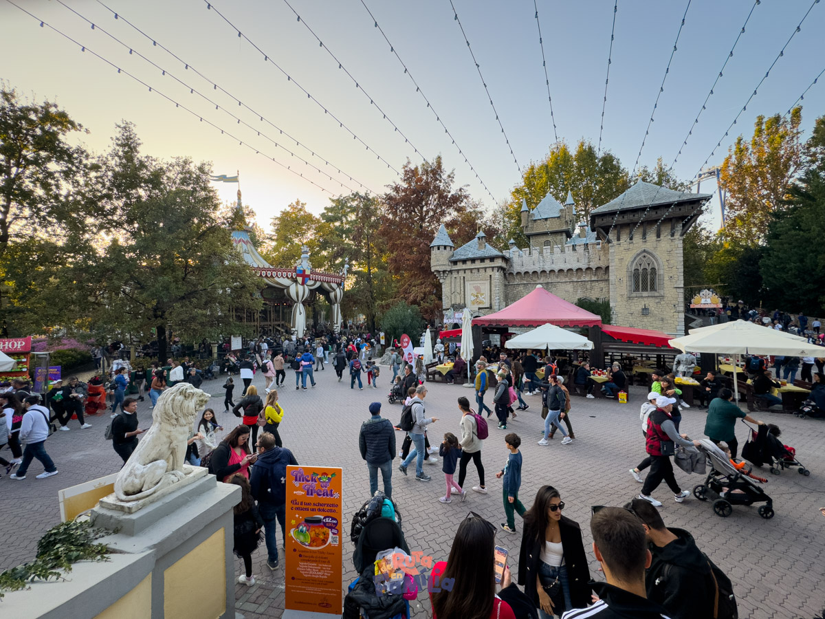 gardaland_entradas_derutaenfamilia_004 Zona central de Gardaland con visitantes accediendo a las atracciones del parque