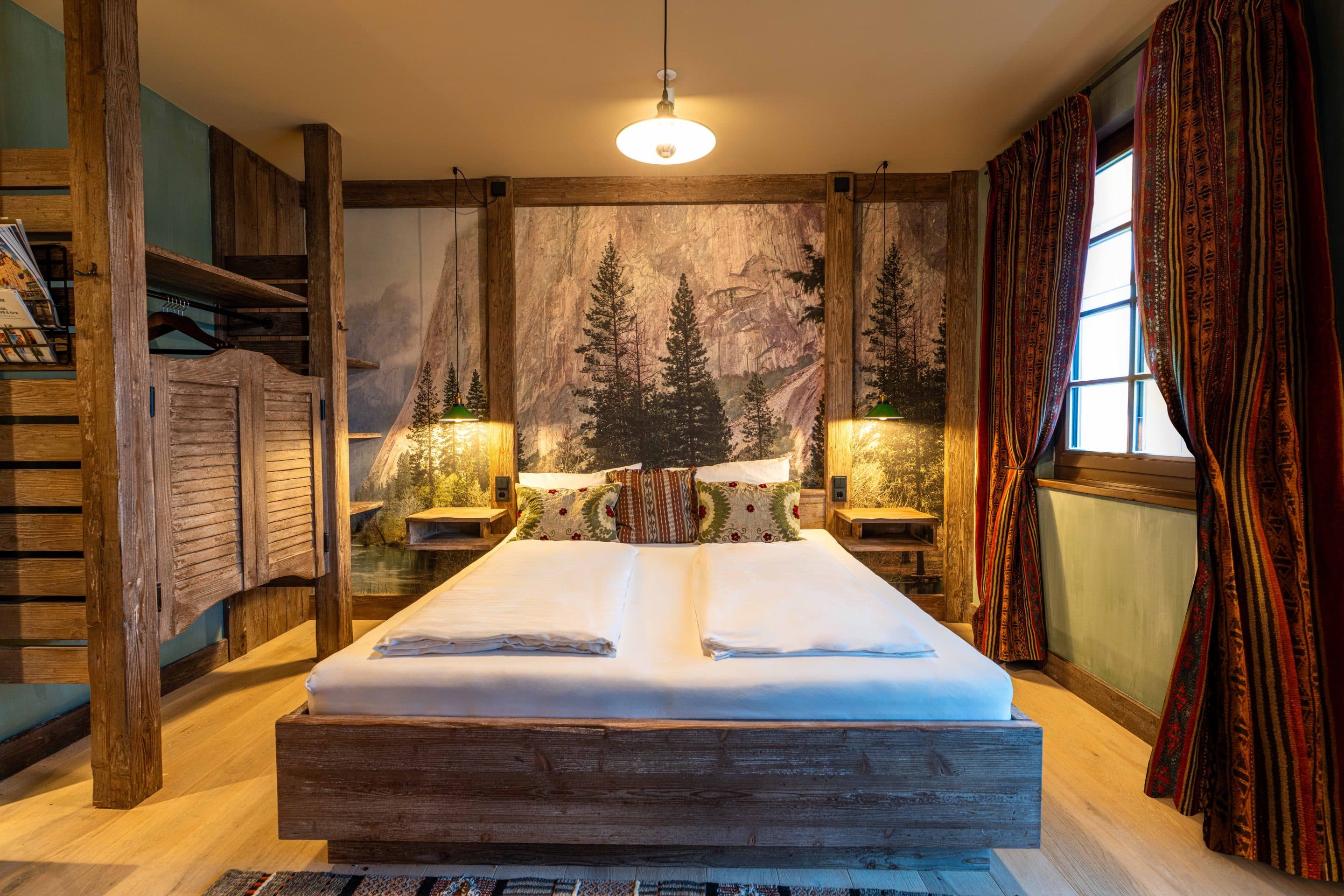 habitacion-riverside-western-lodge-silver-lake-city-europa-park Habitación familiar del Riverside Western Lodge en Silver Lake City, con decoración de estilo western en Europa-Park Resort.
