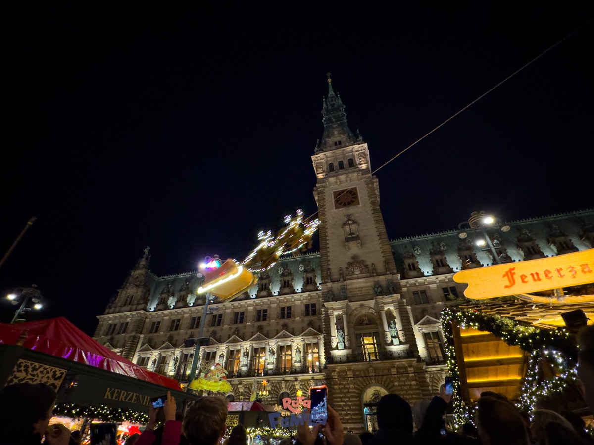 hamburgo_navidad_derutaenfamilia_011 Santa Claus volador en Hamburgo. Papá Noel sobrevuela la plaza del Ayuntamiento de Hamburgo