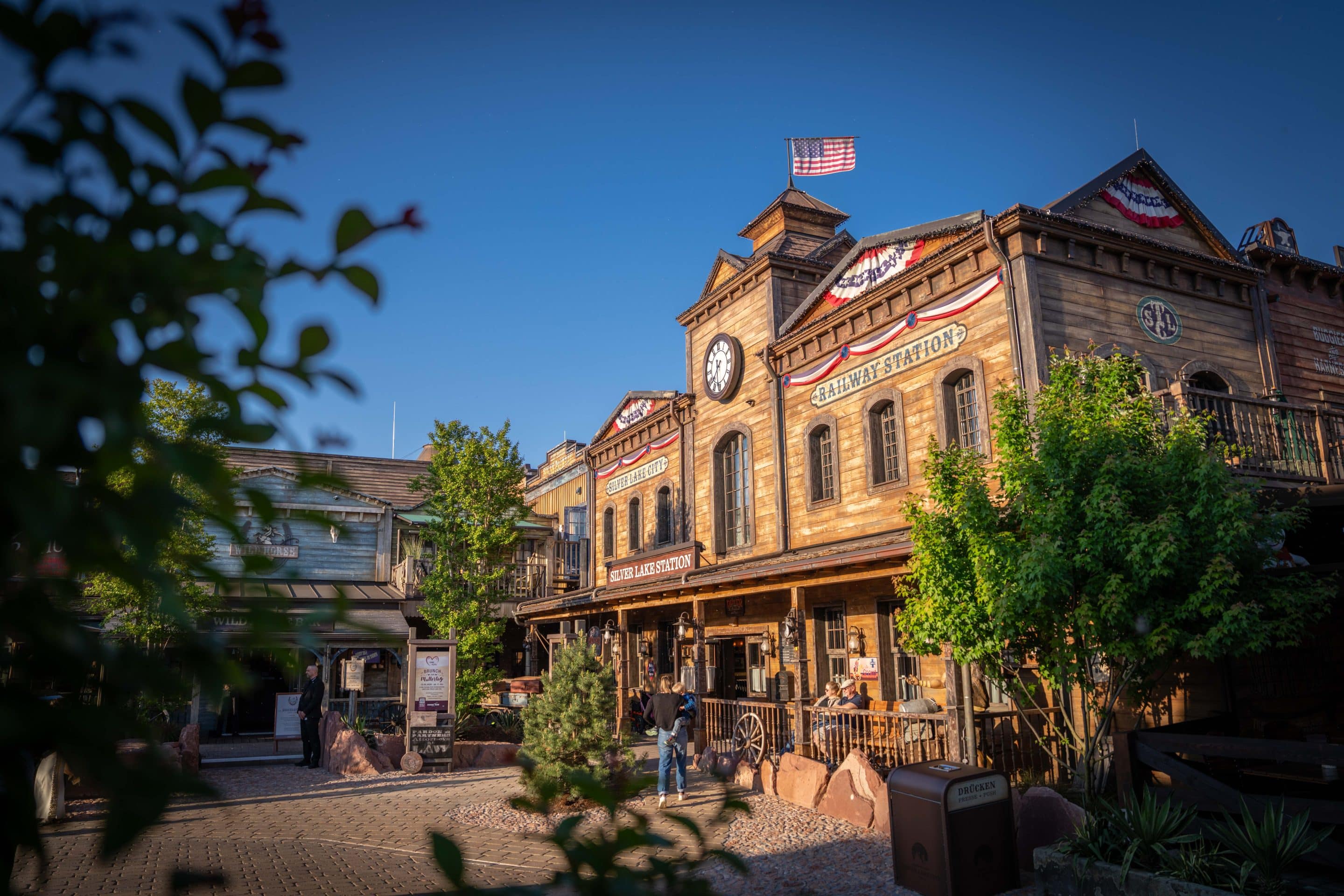 hotel-riverside-western-lodge-silver-lake-city-europa-park Fachada del Riverside Western Lodge en Silver Lake City, el nuevo alojamiento temático del oeste de Europa-Park Resort.
