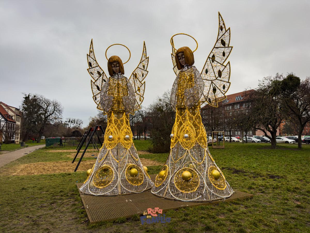 Figures d'àngels il·luminats durant el Nadal a Gdańsk