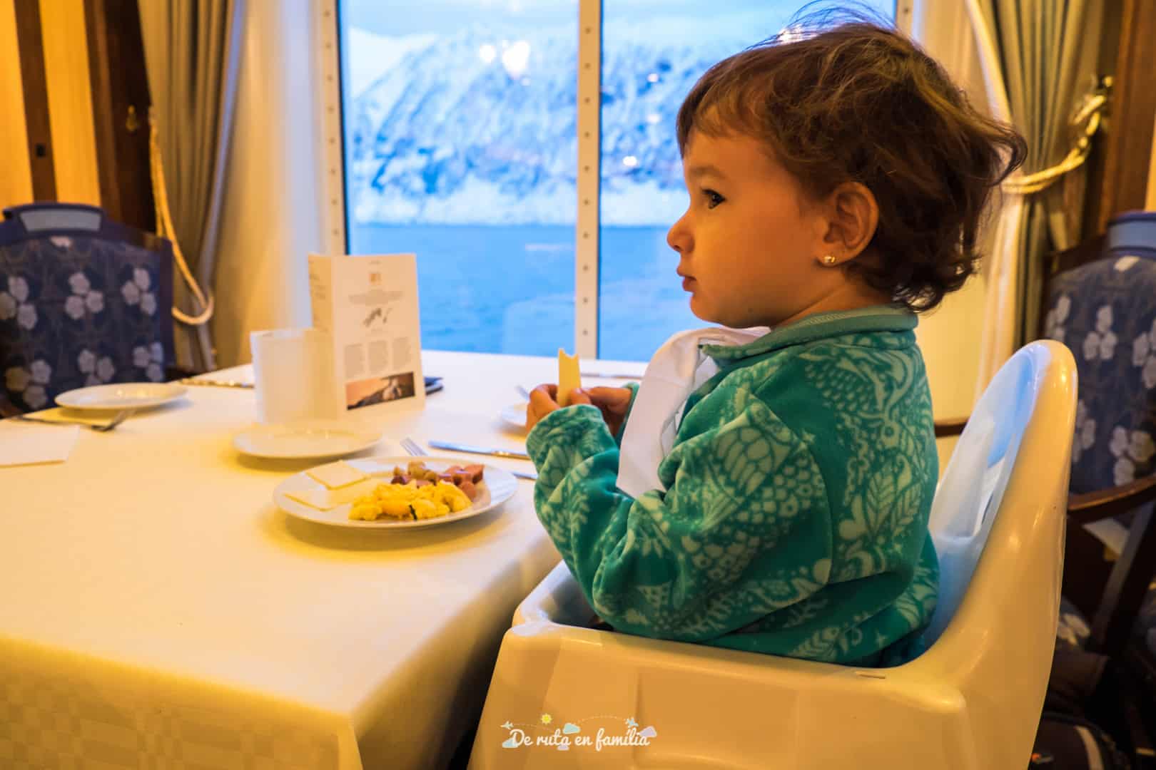 ir de tromso a las islas lofoten con el barco hurtigruten