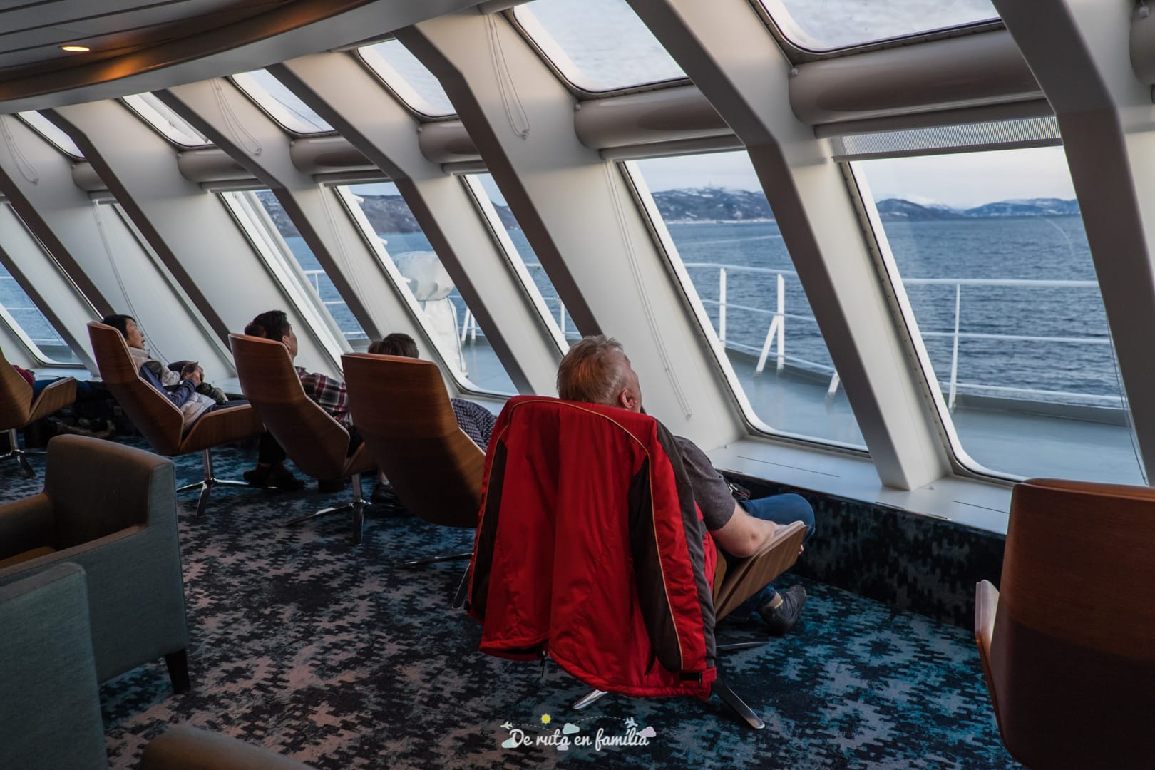 ir de tromso a las islas lofoten con el barco hurtigruten