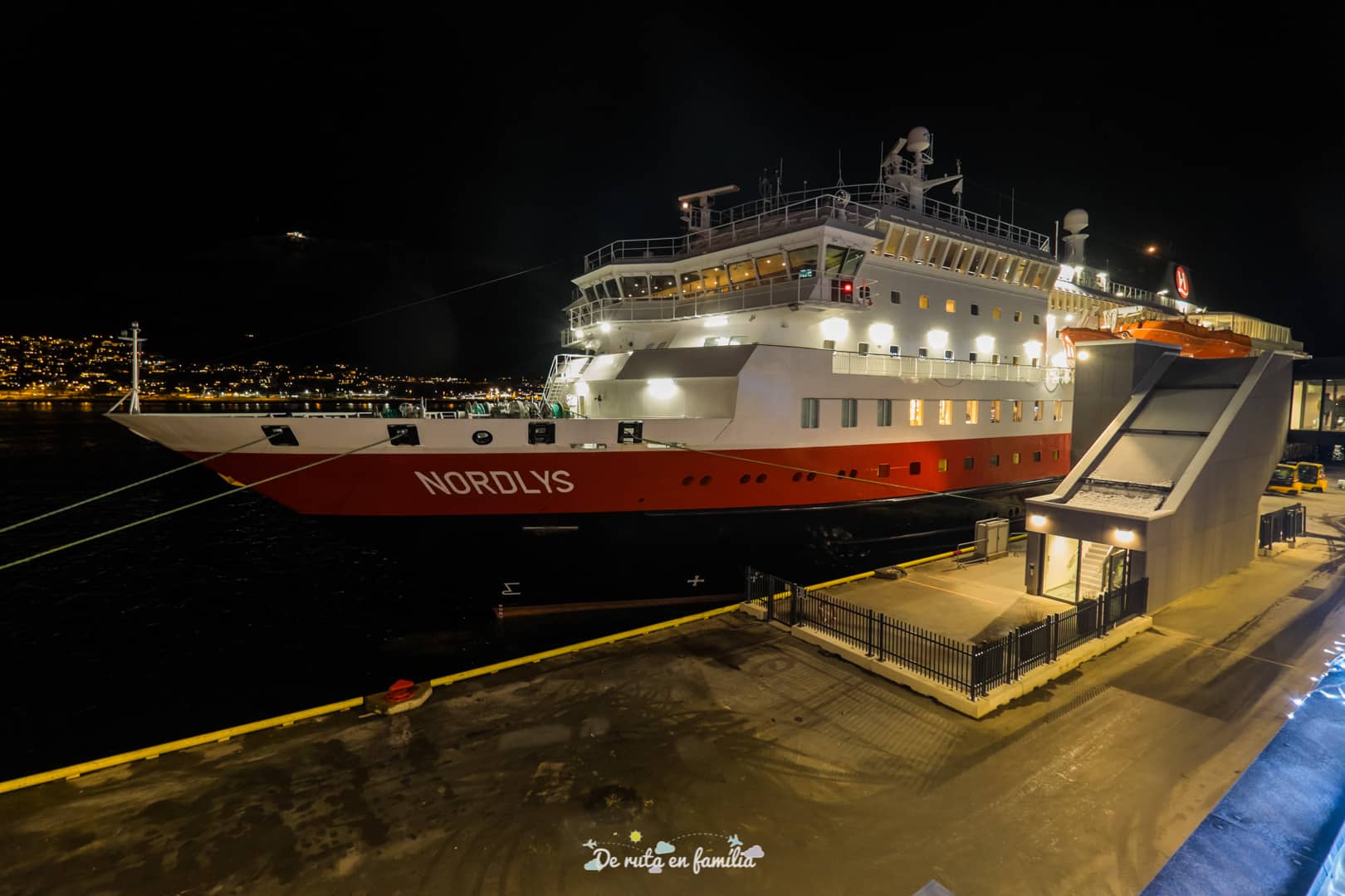 ir de tromso a las islas lofoten con el barco hurtigruten