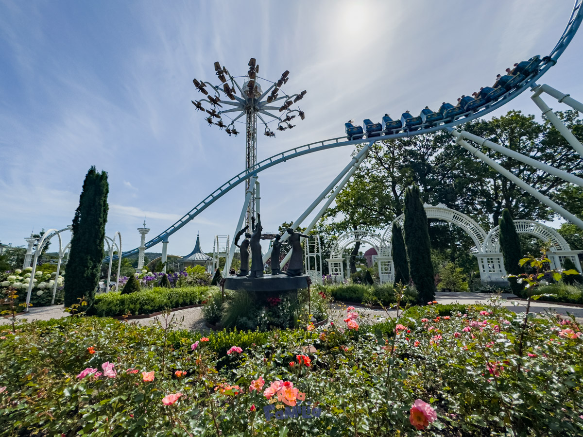 jardin_con_atracciones_liseberg_derutaenfamilia Jardines de Liseberg con flores y atracciones al fondo