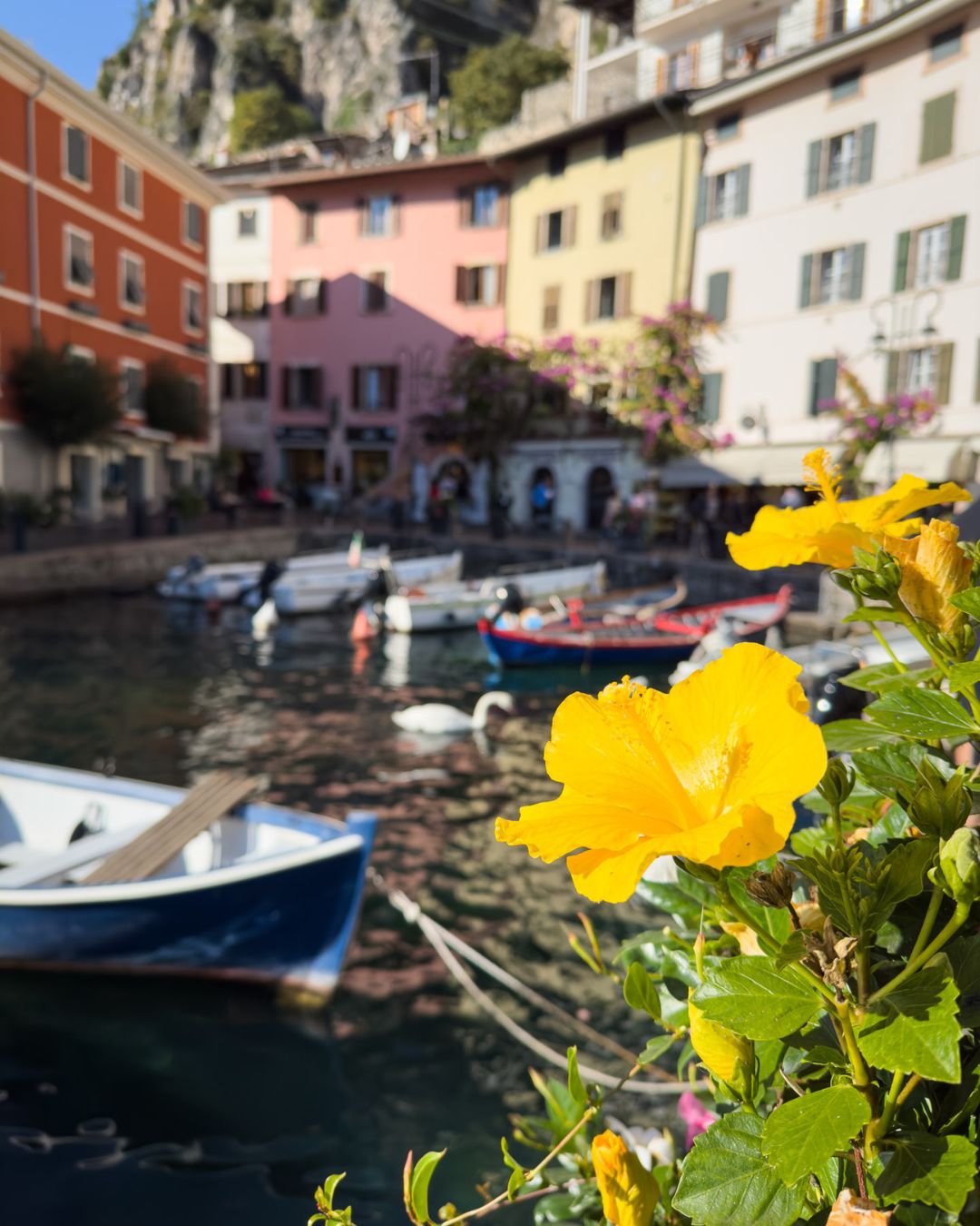 lago-garda-italia-pueblo-colores Pueblo colorido en el Lago de Garda en Italia con barcas y flores