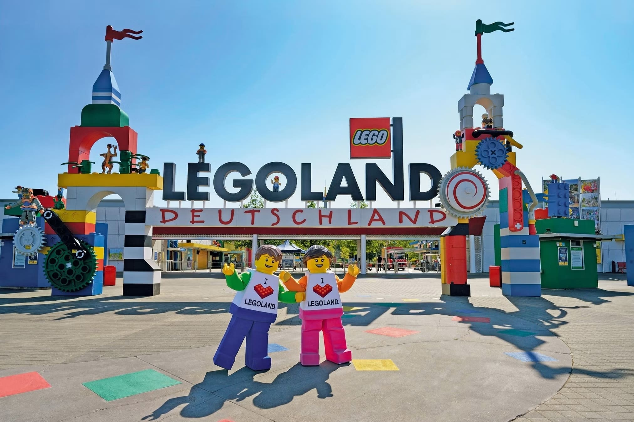 legoland-alemania-entrades Entrada de Legoland Alemanya amb el rètol principal del parc i dues figures LEGO al davant