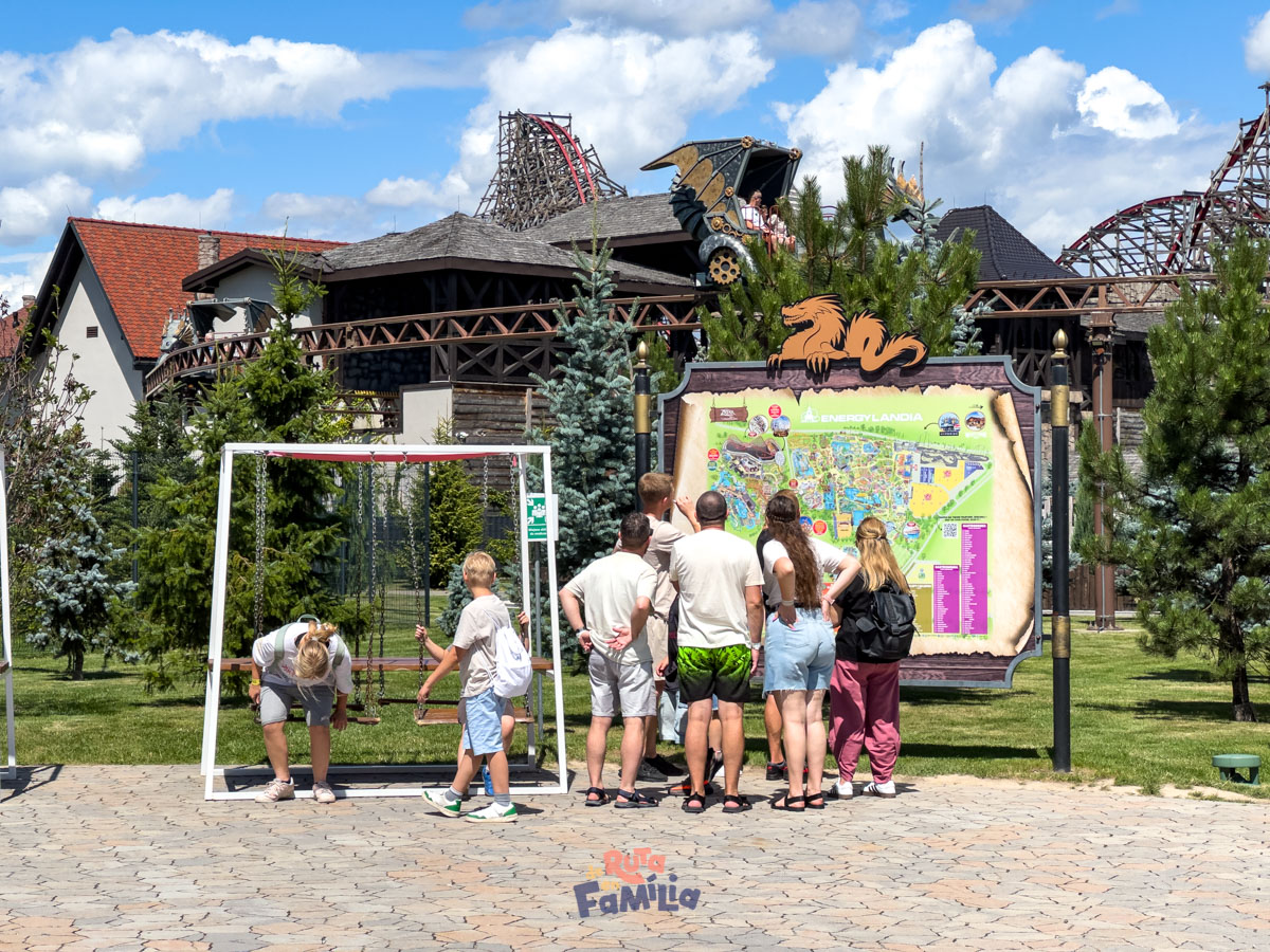 mapa-energylandia-zonas_derutaenfamilia Visitantes consultando el mapa de Energylandia