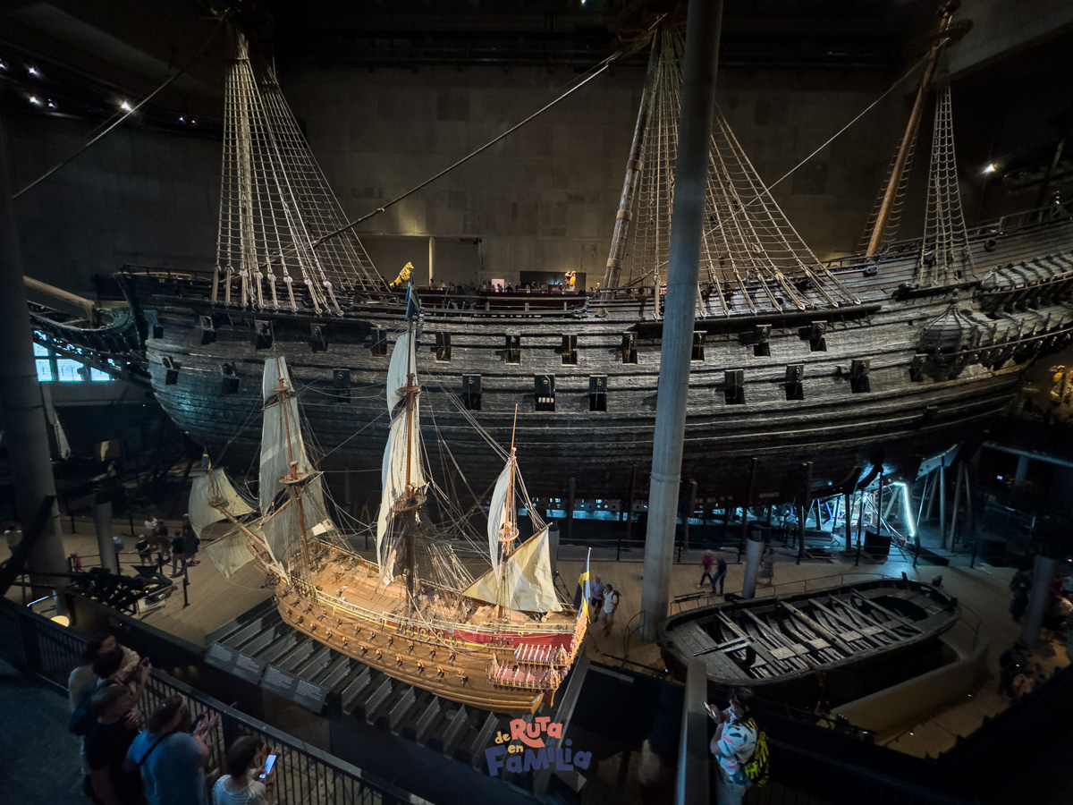 maqueta_barco_vasa_junto_al_original_derutaenfamilia Maqueta del barco Vasa expuesta junto al navío original en el Museo Vasa