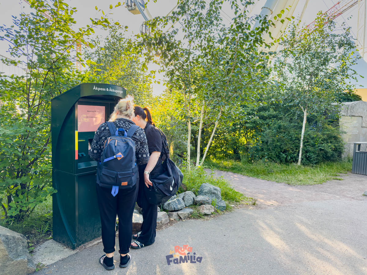 maquina_para_comprar_pases_liseberg_derutaenfamilia Máquina para comprar pases y cupones en Liseberg
