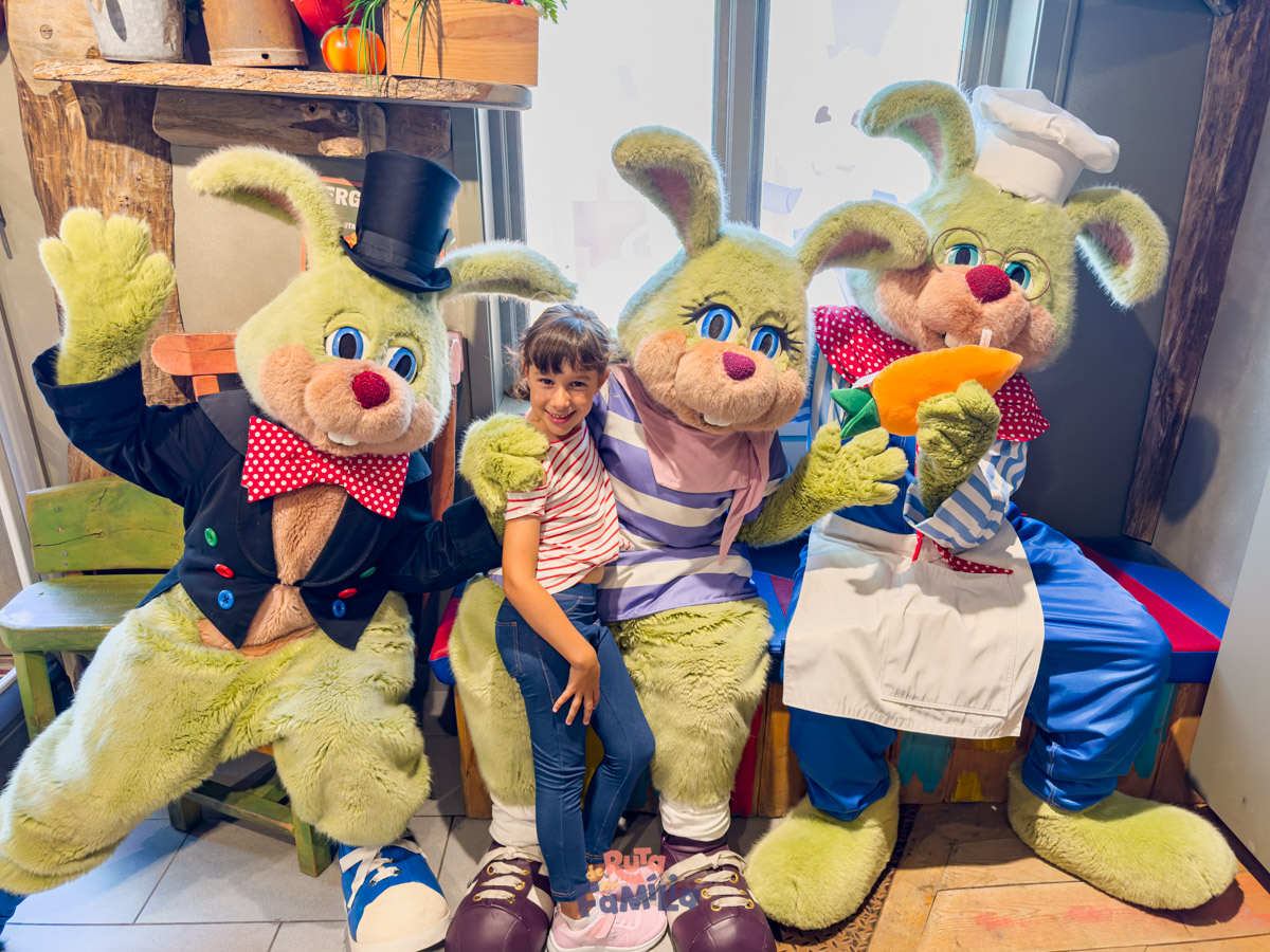 mascotas_de_liseberg_derutaenfamilia Niña posando con las mascotas de Liseberg en el interior del parque