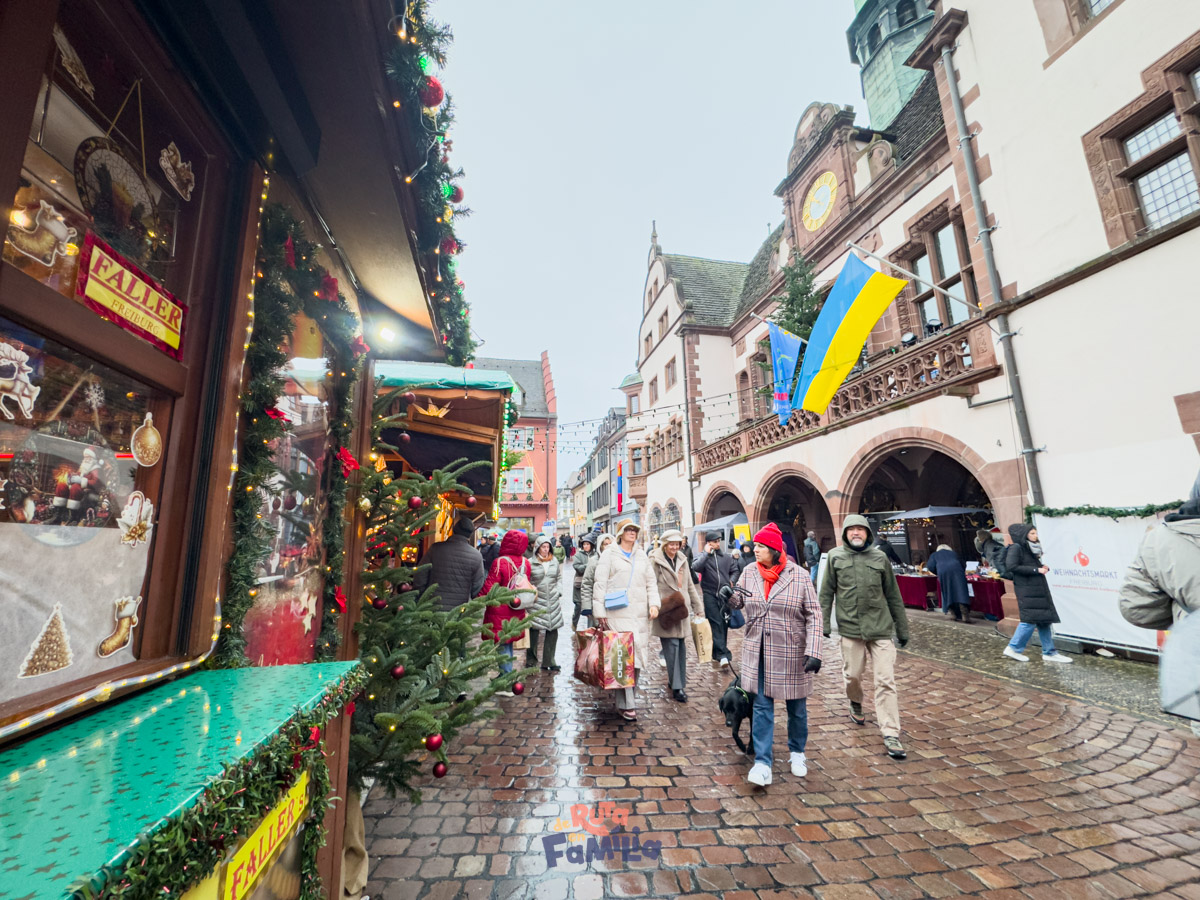 Mercat de Nadal de Friburg a Rathausplatz en un dia de pluja