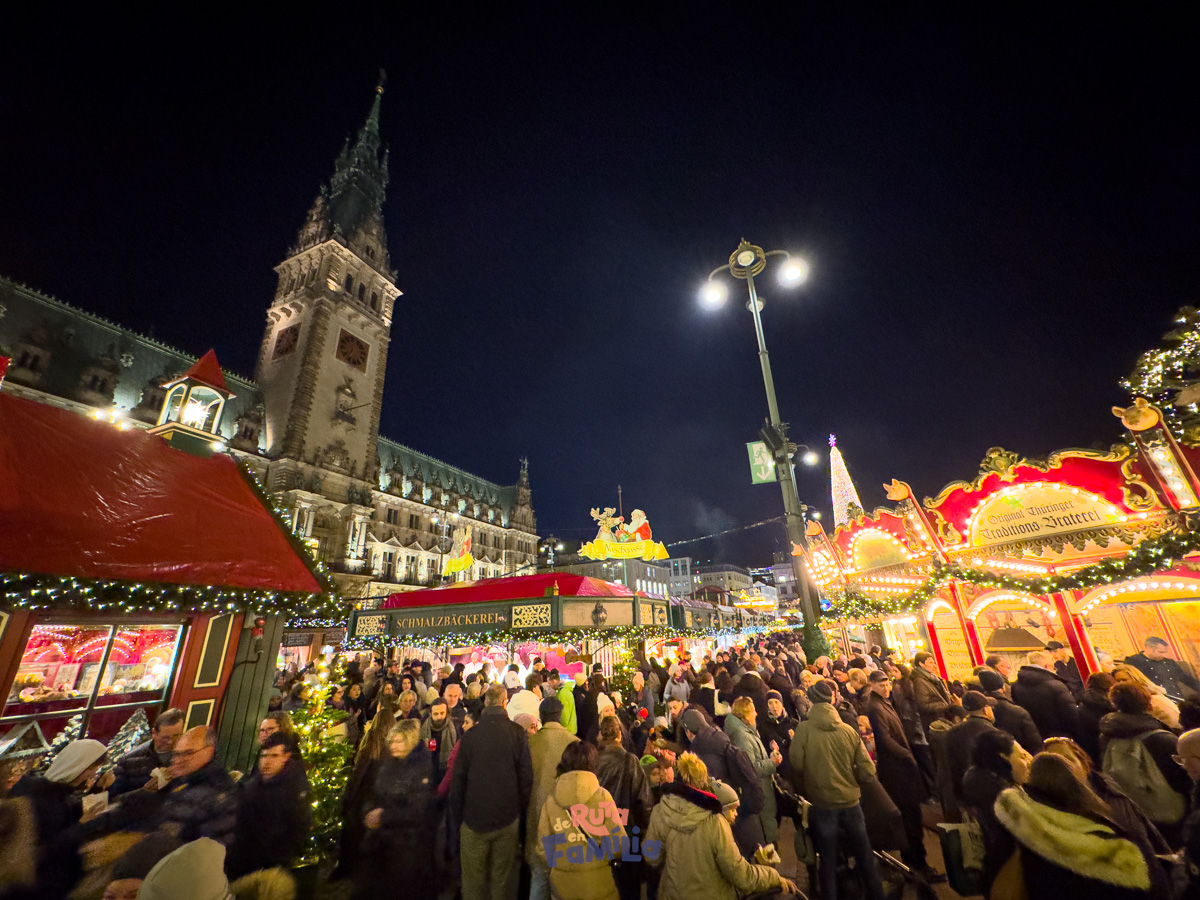 mercado-navidad-rathausmarkt-hamburgo-noche_derutaenfamilia Ambient nocturn al mercat de Nadal de Rathausmarkt a Hamburg